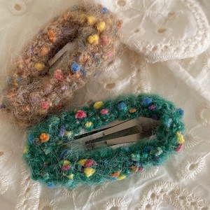 Paire de barrettes de Noël tricotées rétro avec décorations de pompons en laine colorés