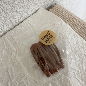 Detailed set of 5 brown minimalist snap hair clips in handmade packaging with stickers