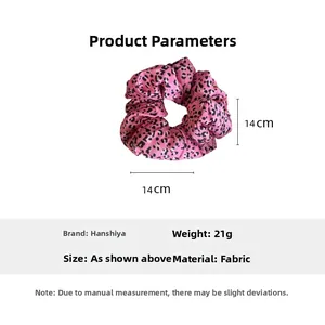 Détail du chouchou géant à motif léopard rose avec dimensions de 14 cm de diamètre