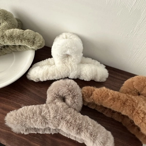 Detailansicht der flauschigen Kunstfell-Haarklammern in Weiß, Grau, Braun und Dunkelgrün