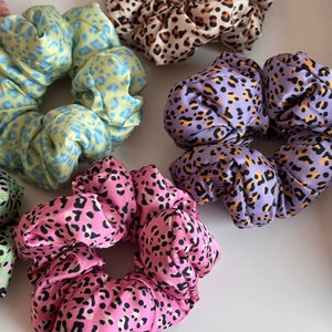 Chouchous élégants à imprimé léopard en satin brillant aux couleurs pastel
