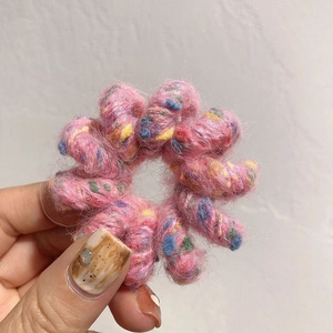 Vue détaillée de l'élastique à cheveux spirale rose pelucheux à texture tricotée colorée
