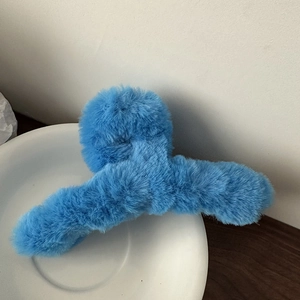 Detailansicht der großen, hellblauen Plüsch-Haarklammer mit flauschiger Textur für dickes Haar