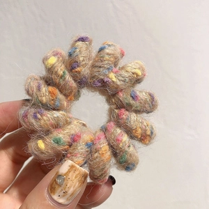 Texture détaillée de l'élastique spirale marron clair pelucheux avec fibres colorées
