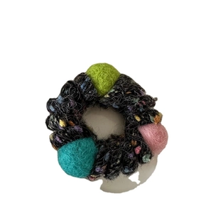 Élastique à cheveux en fil de téléphone tricoté gris avec pompons colorés en laine
