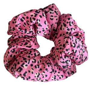 Chouchou satiné à imprimé léopard rose vif avec design classique à taches noires