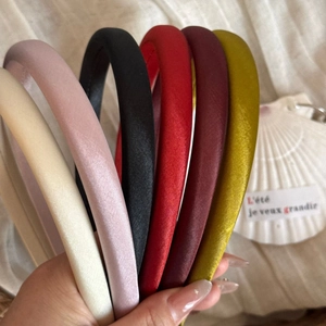 Gros plan de serre-têtes rembourrés en velours de couleurs variées au fini satiné