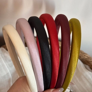 Vue détaillée de serre-têtes en velours rembourrés dans diverses couleurs unies élégantes