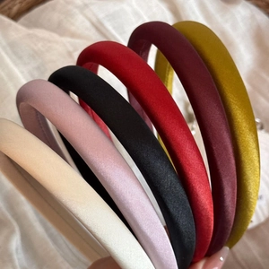 Détail montrant les couleurs variées de serre-tête en velours avec finition satinée