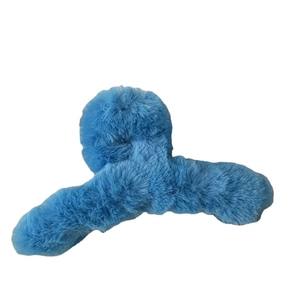 Große plüschige blaue Haarklammer aus Kunstpelz für Damen stilvolles Winter-Haaraccessoire