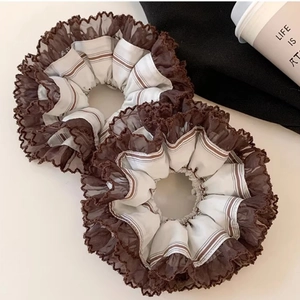 Chouchou rétro français à rayures avec bordure en dentelle et tissu en mousseline