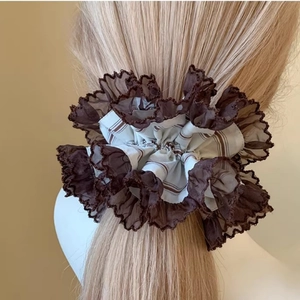 Chouchou en dentelle française rayée avec organza multicouche sur cheveux blonds