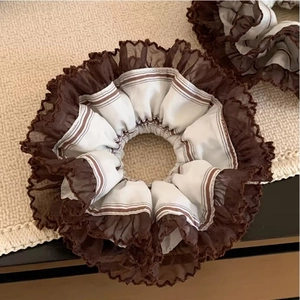 Chouchou élégant en dentelle française avec résille marron et tissu rayé pour femme