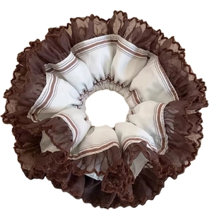 Chouchou en dentelle française à rayures marron et blanc au design esthétique ample