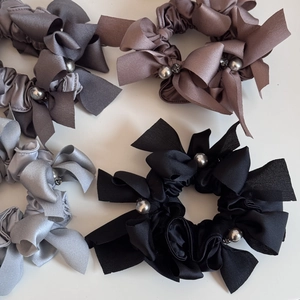 Détails des chouchous en satin avec nœud et perles grises en diverses couleurs élégantes
