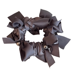 Chouchou en satin gris foncé avec nœud et perles métalliques pour coiffure chic