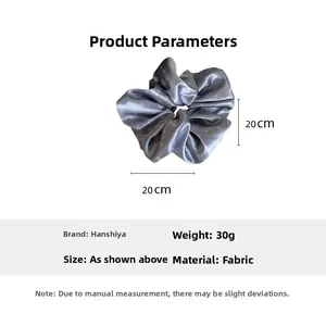 Vue détaillée du chouchou en satin gris à fleurs, diamètre 20cm et poids 30g