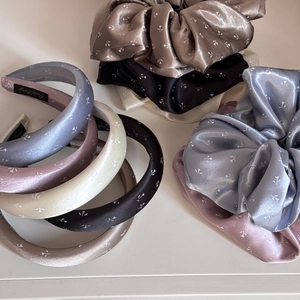 Ensemble de serre-tête et chouchous en satin floral avec texture soie brillante