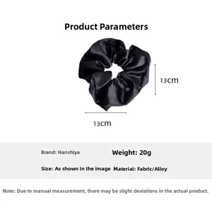 Dettaglio con dimensioni di 13cm dell'elastico in raso nero con ciondolo a cuore