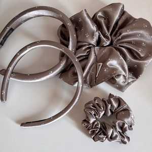 Détail du bandeau et chouchou en satin marron café à fleurs avec une texture soyeuse