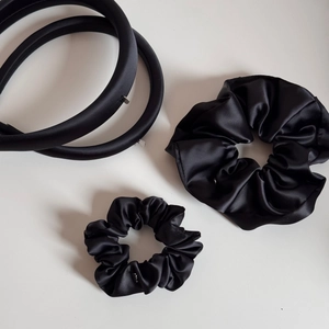 Set di accessori per capelli in raso nero con cerchietto imbottito ed elastici scrunchie