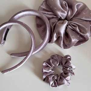 Vue détaillée de l'ensemble d'accessoires cheveux en satin lilas avec motif floral doux