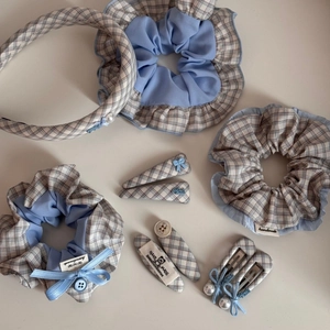 Blaues Haarschmuck-Set mit Stirnband, Scrunchies und Haarklammern im Karomuster