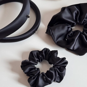 Set elegante di elastici e cerchietti in raso nero con piccoli ciondoli a cuore in argento