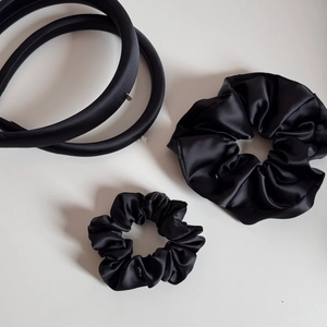 Set di accessori per capelli in raso nero con cerchietto e elastici lucidi per donna