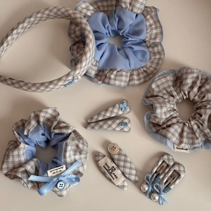 Detailliertes Set aus blauem kariertem Haargummi, Stirnband und Perlen-Haarspangen