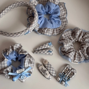 Haarschmuck-Set mit blauem Karomuster, Haargummis und Schleifen für Mädchen