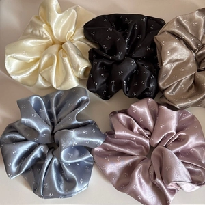 Lot de 5 chouchous en satin à fleurs, beige et motifs soyeux, accessoires de cheveux