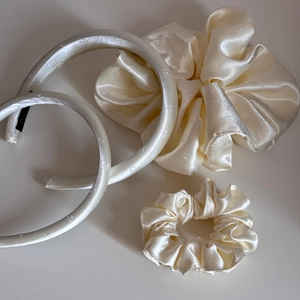 Vue détaillée du lot de chouchous et serre-têtes en satin crème au motif floral