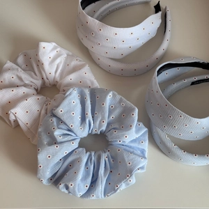 Blau-weißes breites Haarreif-Set mit Gänseblümchen-Stickerei und Scrunchies