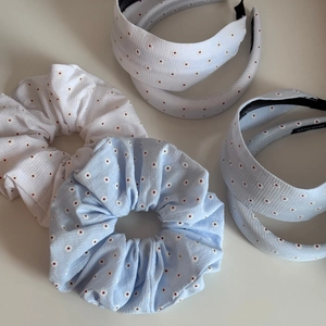 Blau-weißes Set aus breiten Haarreifen mit Gänseblümchen-Muster und Haargummis