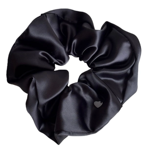 Elegante elastico per capelli in raso nero con ciondolo a cuore, stile scrunchie morbido