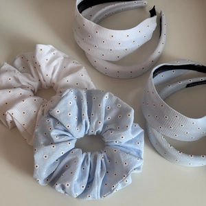Set aus breitem Haarreif und Haargummi mit blau-weißem Gänseblümchen-Muster