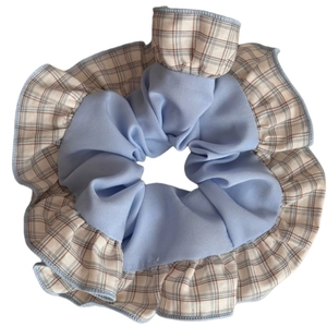 Blauer Stoff-Scrunchie mit klassischem Karo-Patchwork-Rand als stylisches Haar-Accessoire
