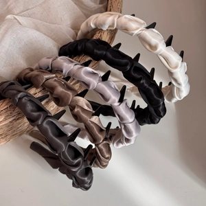 Détail de serre-têtes plissés en satin avec dents antidérapantes en divers coloris