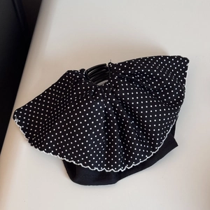Elegante pinza para el pelo con lunares blancos y negros y sofisticada tela de malla