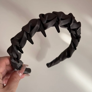 Gros plan sur serre-tête en satin avec pointes gothiques noires et dents antidérapantes