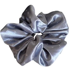 Chouchou en satin gris à motif floral avec finition brillante soyeuse élégante