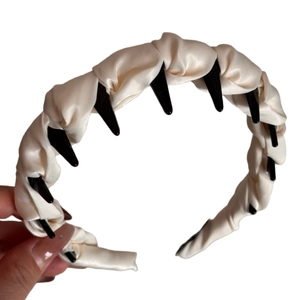 Serre-tête plissé en satin blanc cassé avec dents antidérapantes pour femmes