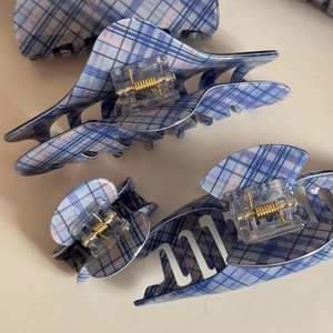 Set of checkered blue and purple hair claws with golden metal springs in various sizes