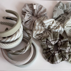 Lot de chouchous en tissu vert et beige avec étiquettes faites main et motifs à carreaux