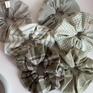 Détails de chouchous faits main en vert et beige avec texture coton et étiquette tissée