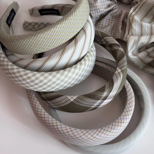 Vue détaillée de serre-têtes rembourrés faits main avec motifs à carreaux et tissu premium
