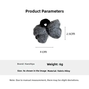 Vue détaillée d'une pince à cheveux nœud en tricot gris avec dimensions et texture du tissu