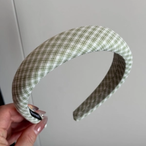 Détail de la texture en tissu vichy vert et blanc du serre-tête éponge rembourré