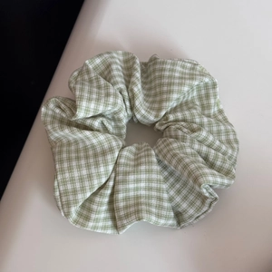 Détail du chouchou en tissu vichy vert et blanc avec texture en coton doux